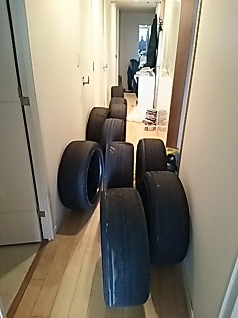 ドリフトで使っていた廃タイヤを捨てる